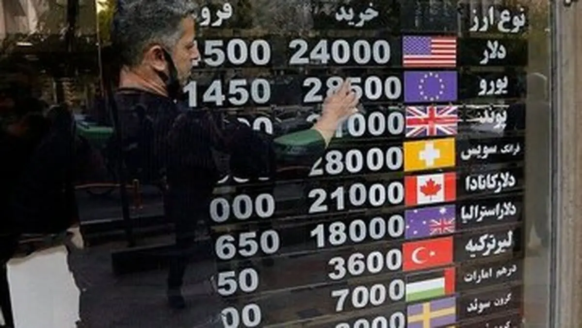 جنگ بانکی ها و صرافی ها قیمت دلار را بالا برد