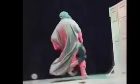 حمله یک تماشاگر به بازیگر نقش منفی در صحنه هجوم به خانه حضرت زهرا (س) در یک تئاتر/ ویدئو حاوی صحنه های خشن