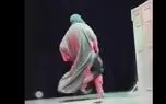 حمله یک تماشاگر به بازیگر نقش منفی در صحنه هجوم به خانه حضرت زهرا (س) در یک تئاتر/ ویدئو حاوی صحنه های خشن