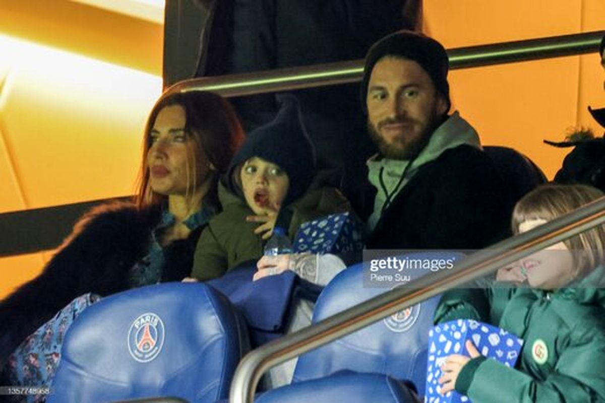 راموس با خانواده در کنار همسر مسی و پسرش نظاره‌گر دیدار پاری‌سن‌ژرمن بود/عکس