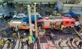 نجات ۱۳ نفر توسط آتش‌نشان‌ها در پی حریق یک ساختمان اداری/ ویدئو 