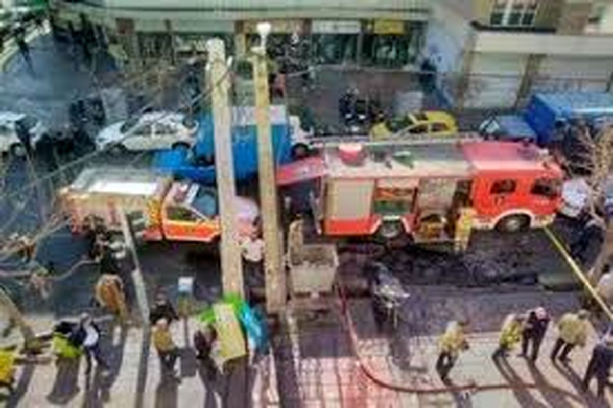 نجات ۱۳ نفر توسط آتشنشانها در پی حریق یک ساختمان اداری/ ویدئو