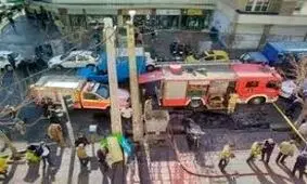 نجات ۱۳ نفر توسط آتش‌نشان‌ها در پی حریق یک ساختمان اداری/ ویدئو 