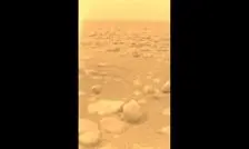 عکس روز ناسا از سطح قمر «تایتان» سیاره زحل

