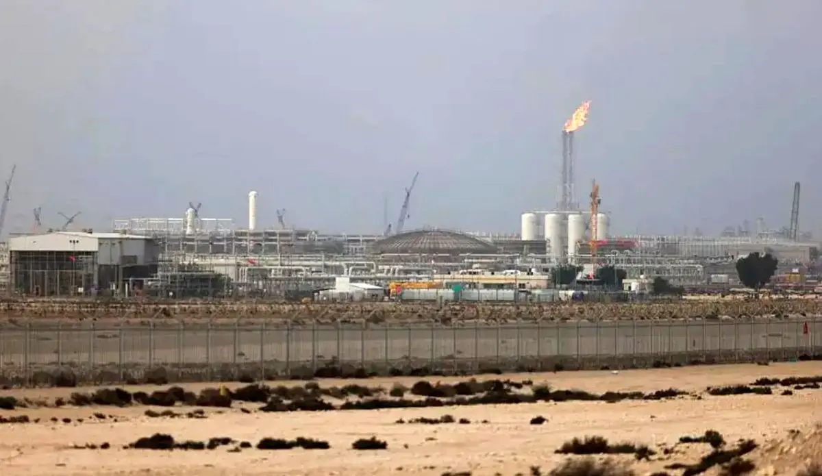 هدف قرار گرفتن پالایشگاه راس‌لفان قطر | حمله موشکی به پالایشگاه LNG در بحرین |  پل ارتباطی بحرین و عربستان منهدم شد 