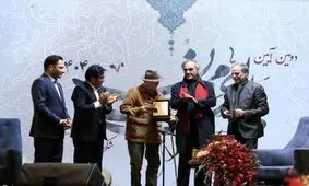 نشان اصالت بر سینه علی نصیریان