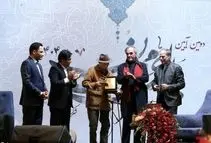 نشان اصالت بر سینه علی نصیریان