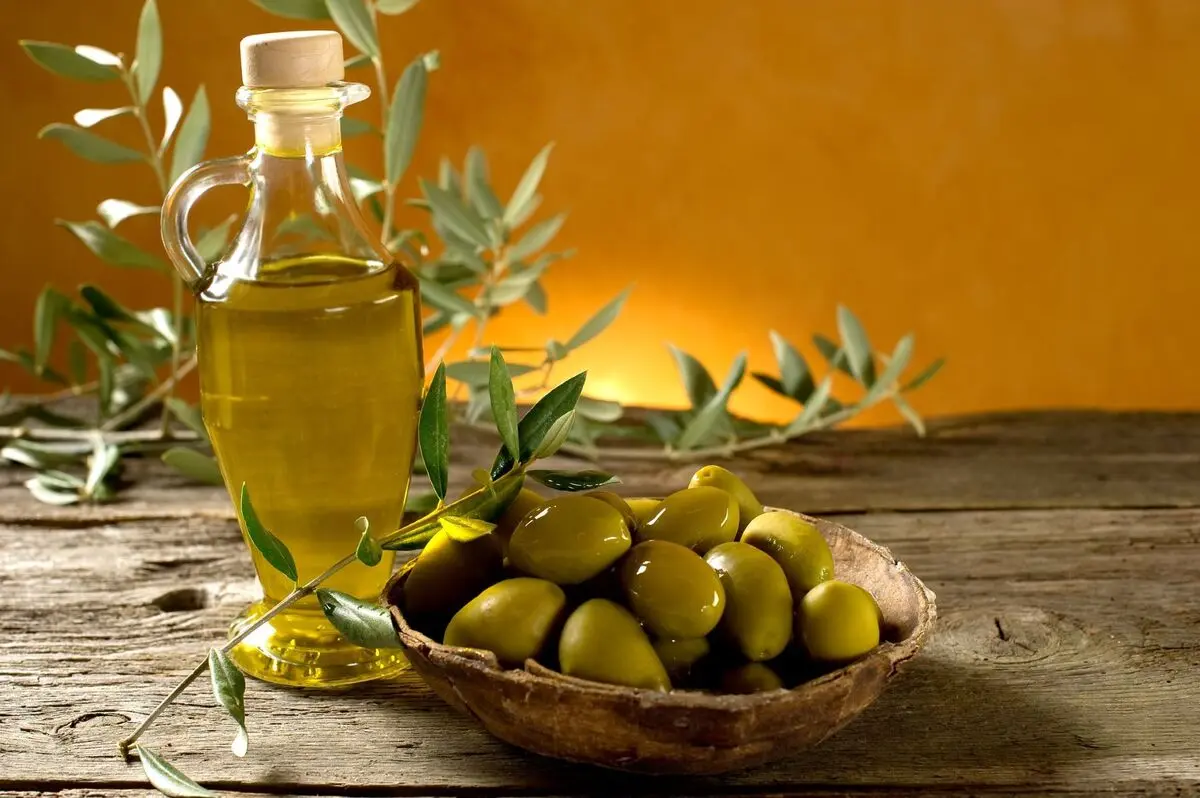۴ روشی که روغن زیتون به عمر شما می‌افزاید