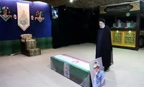 قرائت فاتحه رئیس جمهور بر پیکر مرحوم نادر طالب‌زاده

