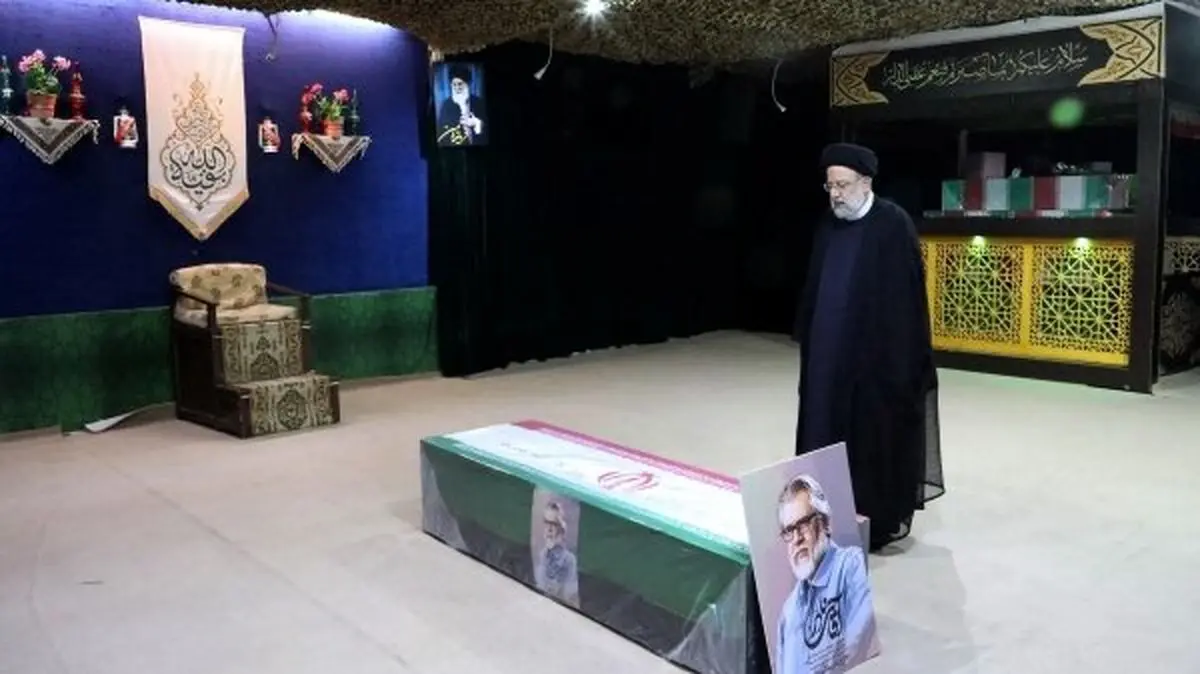 قرائت فاتحه رئیس جمهور بر پیکر مرحوم نادر طالب‌زاده

