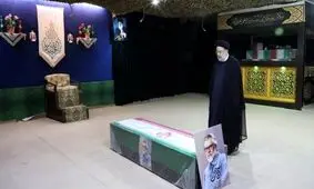 قرائت فاتحه رئیس جمهور بر پیکر مرحوم نادر طالب‌زاده


