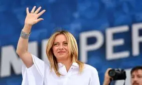 نخست‌وزیر آلبانی برای جورجیا ملونی زانو زد!/ ویدئو


