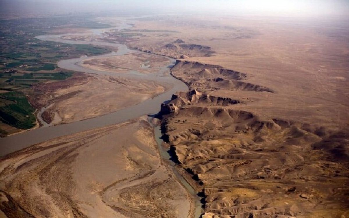 حقآبه هیرمند در مزارع خشخاش افغانستان