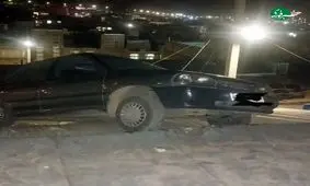 فرود عجیب یک پراید موقع رانندگی روی پشت بام یک خانه در اراک/ عکس
