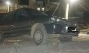 فرود عجیب یک پراید موقع رانندگی روی پشت بام یک خانه در اراک/ عکس
