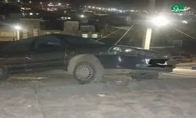 فرود عجیب یک پراید موقع رانندگی روی پشت بام یک خانه در اراک/ عکس