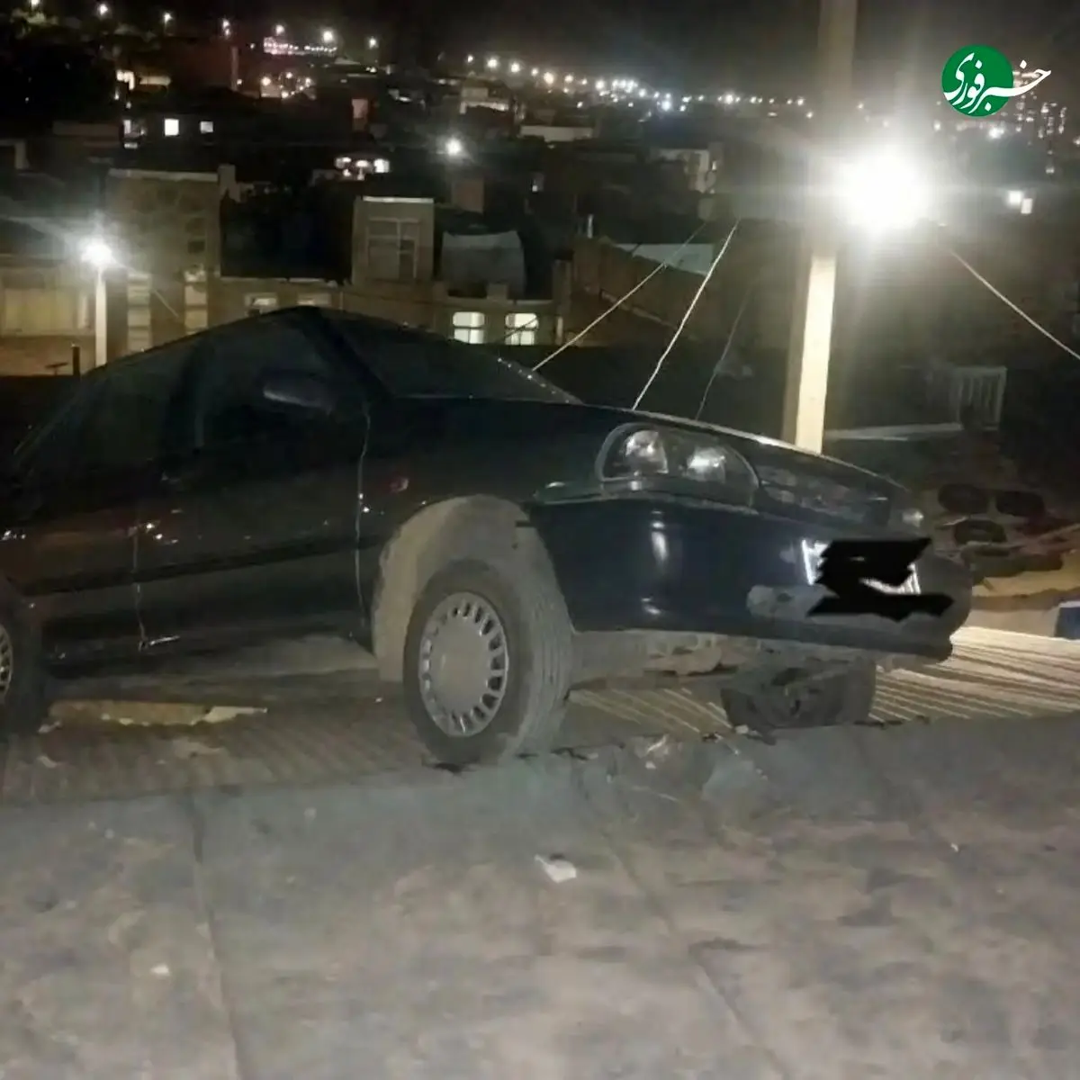 فرود عجیب یک پراید موقع رانندگی روی پشت بام یک خانه در اراک/ عکس