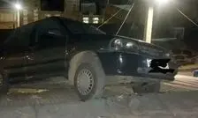 فرود عجیب یک پراید موقع رانندگی روی پشت بام یک خانه در اراک/ عکس