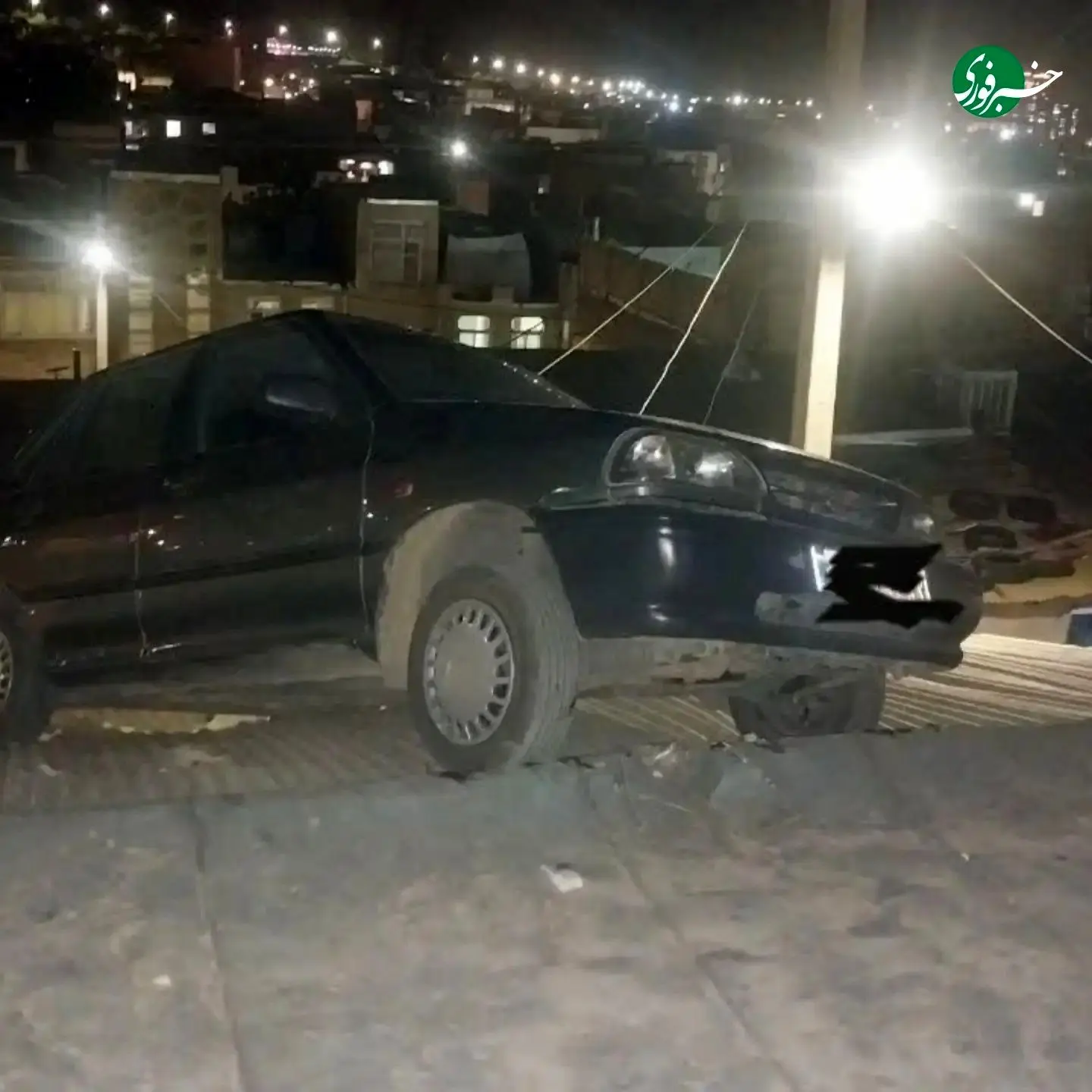 فرود عجیب یک پراید موقع رانندگی روی پشت بام یک خانه در اراک/ عکس