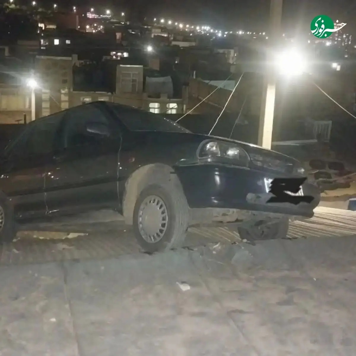 فرود عجیب یک پراید موقع رانندگی روی پشت بام یک خانه در اراک/ عکس