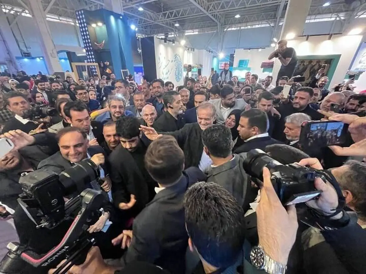 پزشکیان از نمایشگاه ملی صنایع‌دستی بازدید کرد/ گفت‌وگو با هنرمندان و صنعتگران

