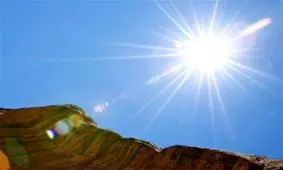 هشدار پزشکان: خیره شدن به نمایشگر گوشی زیر نور خورشید به چشم آسیب می‌زند