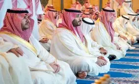 ملک سلمان و محمد بن سلمان در نماز عید فطر، پادشاه عربستان نشسته نماز خواند