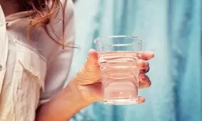 اگر این نشانه رایج را دارید بدنتان کم آب است 
