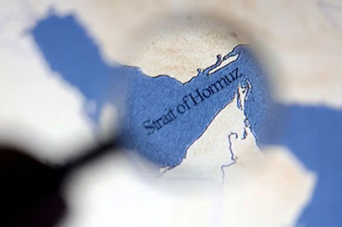 یک نفتکش متعلق به چین که در بندر حمریه امارات بارگیری کرده، از تنگه هرمز عبور کرد/ این نفتکش به دلیل استفاده از آن برای حمل نفت خام ایران، هدف تحریم‌های آمریکا قرار گرفته بود/ یک نفتکش دیگر به مقصد عراق، وارد تنگه هرمز شد