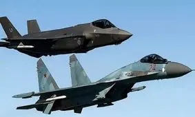 برخورد نزدیک جنگنده اف ۳۵ آمریکایی و سوخو ۳۵ روسی/ ویدئو