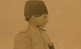 سفر در زمان؛ عکس یادگاری شازدۀ قاجاری و بز کوهی شکارشده 