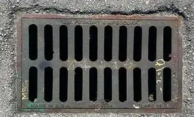 هنر خیابانی؛ خلاقیت بامزه هنرمند آمریکایی که این «دریچه فاضلاب» را به «دهان کوسه» تبدیل کرده است