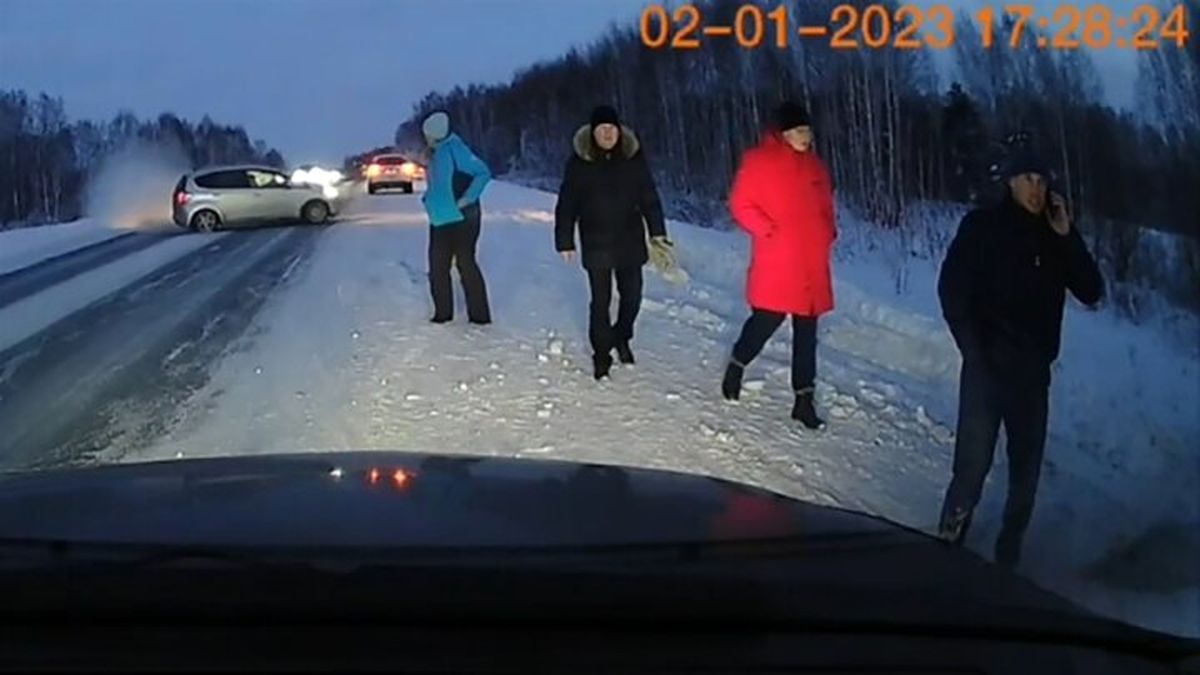 زیر گرفتن چهار شهروند کنار اتوبان توسط راننده ای که کنترل خودرو را از دست داد/ ویدئو