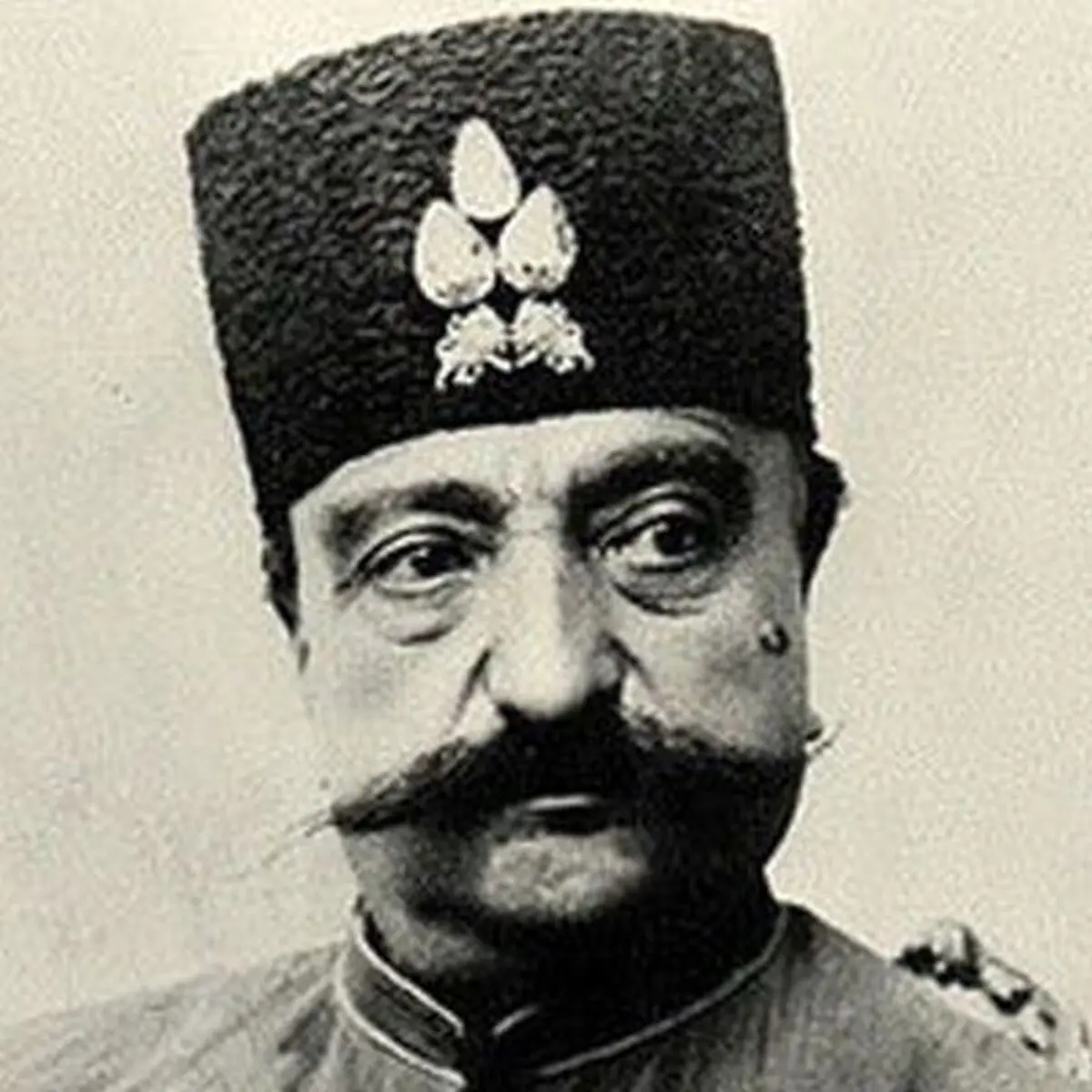 تصویری نایاب از چهره واقعی ناصرالدین شاه و مادر و خواهرش