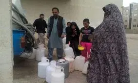 صف طولانی دریافت آب شرب در زاهدان/ ویدئو 