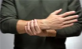 چگونه علائم پارکینسون را در افراد مسن شناسایی کنیم؟