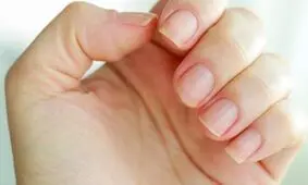سبزیجات برگ دار تیره چگونه به سلامت و رشد ناخن ها کمک می‌کنند؟