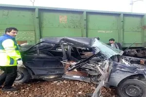 برخورد قطار با خودرو در ایستگاه راه‌آهن شازند، یک مصدوم برجای گذاشت