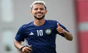 مهدی قایدی در حال نیایش با لباس سنتی/ عکس

