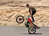 انجام حرکات نمایشی با موتور در خیابان، تصادف و بعد فرار/ ویدئو