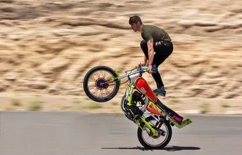 انجام حرکات نمایشی با موتور در خیابان، تصادف و بعد فرار/ ویدئو