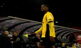 عجیب‌ترین کارت قرمز تاریخ به‌خاطر پرتاب استوک!/ ویدئو

