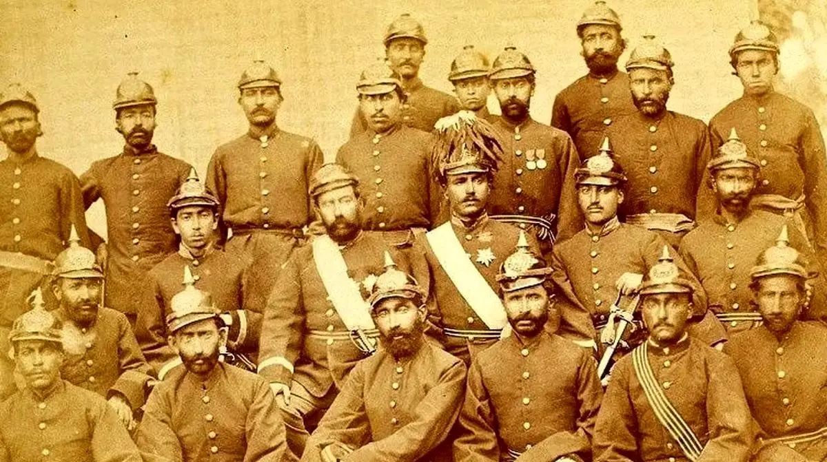 سفر در زمان؛ نظامیان دوران قاجار در حیاط قصر در مراسم «سلام» 