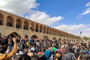  مردم اصفهان به کم آبی در زاینده‌رود اعتراض و از کشاورزان حمایت کردند/ ویدئو