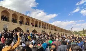  مردم اصفهان به کم آبی در زاینده‌رود اعتراض و از کشاورزان حمایت کردند/ ویدئو