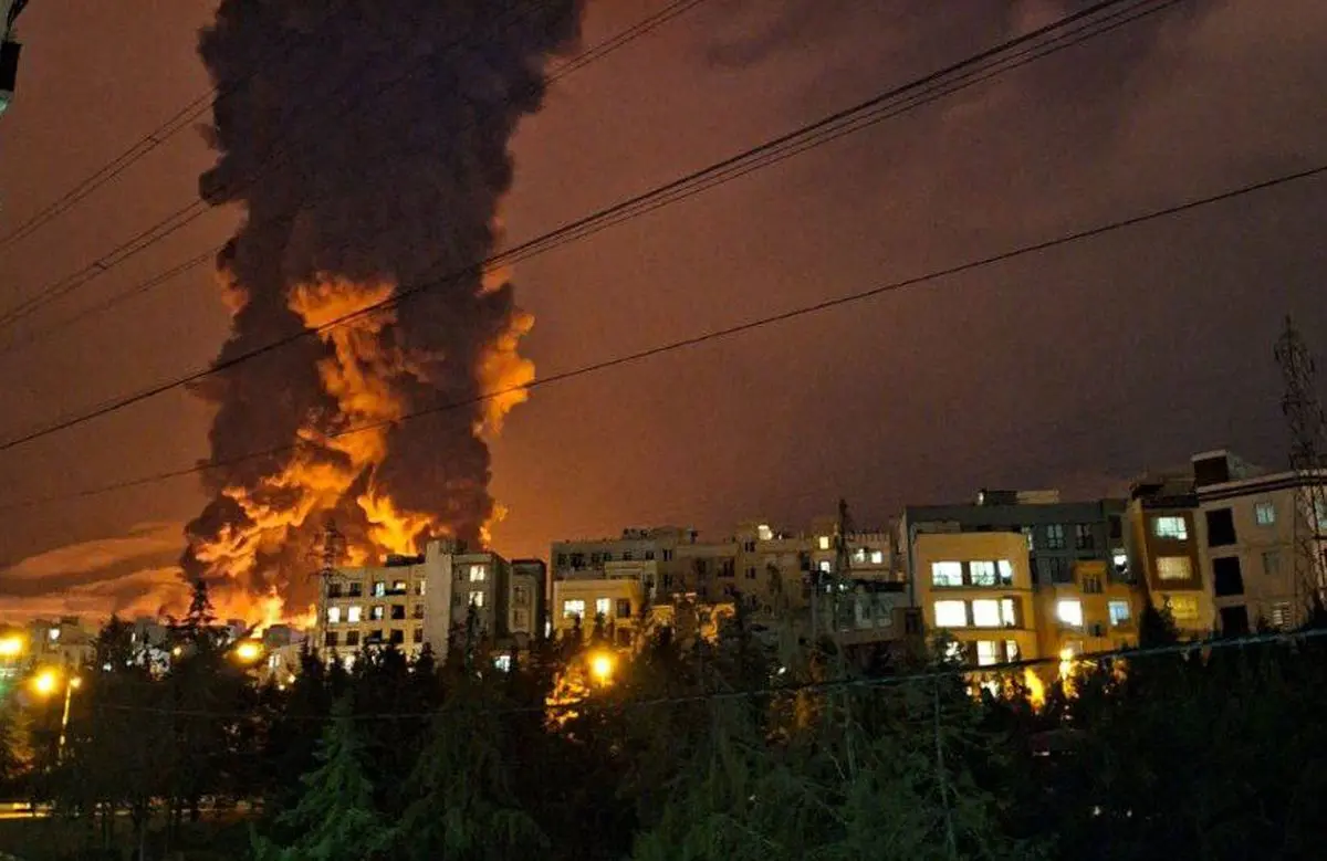 حمله به تعدادی از انبارهای نفت در استان‌های تهران و البرز/ گزارش خبرنگار شبکه خبر درباره جزئیات حمله موشکی به انبار نفت شهران/ اطلاعیه شرکت ملی پالایش و پخش فرآورده‌های نفتی ایران/ ویدئو