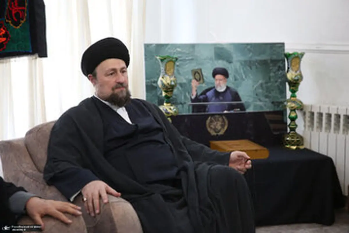 حضور سید حسن خمینی به همراه همسرش در خانه شهید رئیسی/ تصاویر