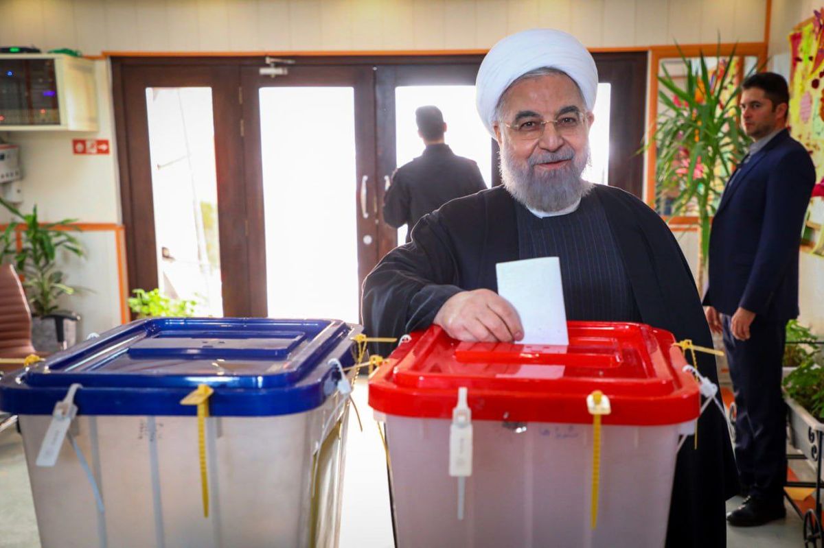 حسن روحانی رأی خود را به صندوق انداخت/ عکس
