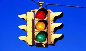  سقوط چراغ راهنمایی و رانندگی روی سر یک عابر بدشانس در خیابان/ ویدئو