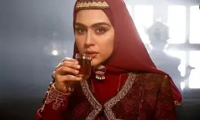 تیپ و چهره جدید «گلنار» سریال گیلدخت در پشت صحنه یک نمایش